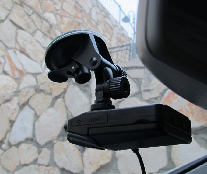 Mounted on windshield, closed lid