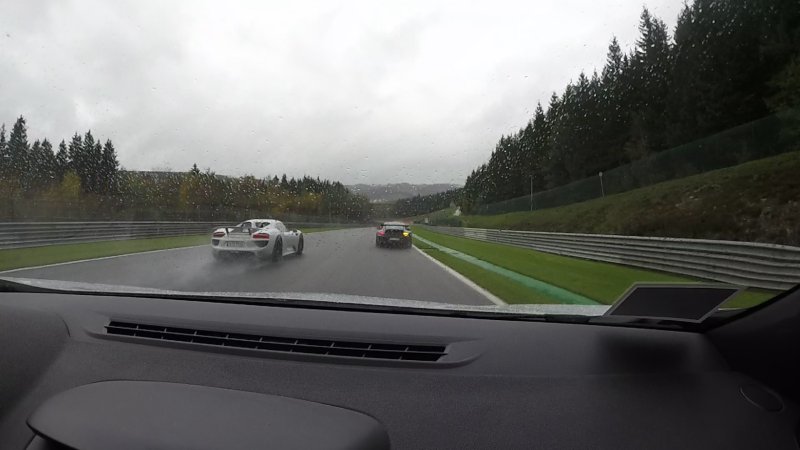 Porsche 918 overtaking