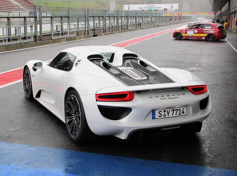 Porsche 918, rear view