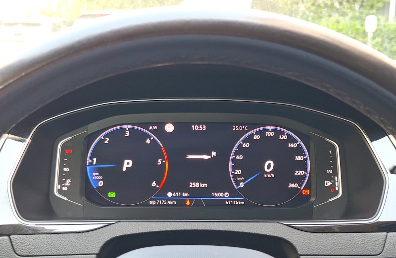 Navigation, piano black elements